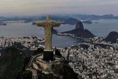 Fotografía de archivo fechada el 11 de enero de 2014 y tomada con un dron que muestra la estatua del Cristo Redentor, en Río de Janeiro (Brasil).