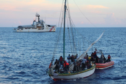 Fotografía cedida por la Guardia Costera Estadounidense que muestra a un pequeño bote con migrantes haitianos.
