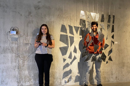 Brenda Vega y Juan Sebastián Jaramillo en medio de Más Arte, donde se exhibe la muestra.