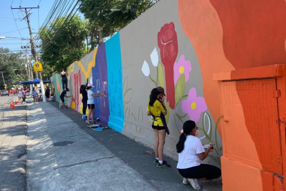 El mural fue pintado por estudiantes de segundo y tercero de bachillerato.