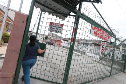 Las peatonales y callejones de la ciudadela del Maestro tienen rejas con puertas eléctricas. Los habitantes tienen las llaves para entrar y salir.