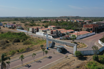 Desde el aire. Parece una isla en medio de un terreno estéril. Andalucía es la parte construida de un programa habitacional que proyectaba 12 mil viviendas en 14 etapas.