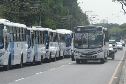 DUEÑOS DE LOS BUSES PARALAZARON SUS UNIDADES EN LA AVENIDA BARCELOAN PARA PEDIR AL GIBIERNO QUE LOS AYUDE EN EL TIEMPO DE PANDEMIA NO PUDIERON PAGAR LAS CUOTAS QUE LES TOCABA PAGAR 12 DE OCTUBRE DEL 2021 GUAYAQUIL-ECUADOR
