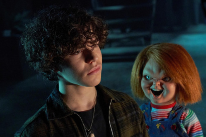 Fotograma cedido por el canal Syfy donde aparece el actor Zackary Arthur (i) como Jake Wheeler y el muñeco diabólico Chucky, durante una escena del primer episodio de la serie "Chucky"
