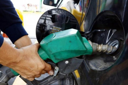 Los combustibles varían con el precio del petróleo