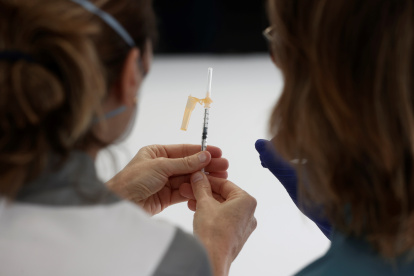 Dos enfermeras observan una dosis de vacuna contra la covid-19, en foto de archivo.