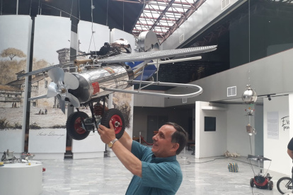 Ramón Burneo acomoda una de sus esculturas durante el montaje de la exposición.