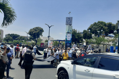 Un grupo de jubildos de la Universidad de Guayaquil se apostaron en la avenida Delta durante un plantón donde miembros de la Policía tuvieron que intervenir.