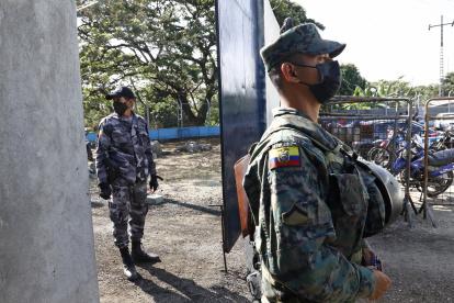Puerta de ingreso de la Penitenciaría del Litoral que cuenta con 8.448 presos, de los cuales sólo 2.810 tienen sentencia. Los 5.638 están en proceso, según la SNAI.