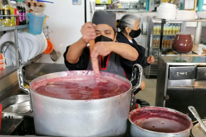 Tradición. La colada morada es parte del ritual por el día de los muertos.
