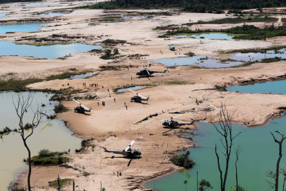 Fotografía de archivo fechada el 17 de mayo de 2019 que muestra una vista aérea general de la zona conocida como La Pampa, el mayor campamento de minería ilegal ubicado en la región sur amazónica (Perú).