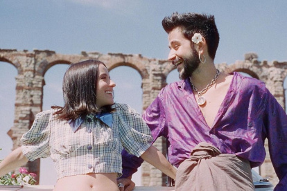 En el videoclip, dirigido por Evaluna, anuncian que van a ser papás. Además, al final de este se ven imágenes grabadas por ellos mismos cuando le dan la noticia a sus familiares y amigos cercanos.