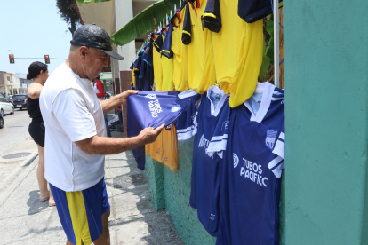 Los hinchas azules fueron a buscar su camiseta para regresar al estadio Capwell.