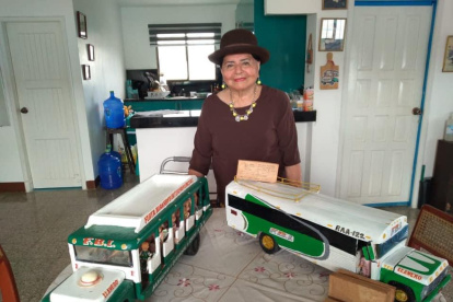 Leticia Mackliff, junto a pequeñas réplicas del llanero que condujo por 17 años.