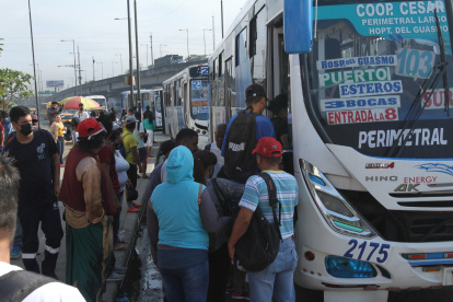 EN LOS PARADERO DE LOS BUSES LOS DELINCUENTES APROVECHAN PARA ROBAR A LOS PSAJEROS CUANDO SUBEN AL BUS 12 DE OCTUBRE DEL 2021 GUAYAQUIL-ECUADOR