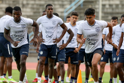 La plantilla de la selección ecuatoriana de fútbol quedó lista para medir hoy a Colombia en el estadio Metropolitano de Barranquilla y mantenerse en zona de clasificación rumbo al Mundial de Qatar 2022.