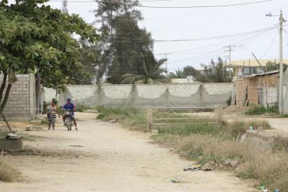 Barrio 24 de Mayo. En este vecindario del norte, no hay calles pavimentadas y peor aún aceras. La maleza ronda las casas y hasta los pasos improvisados para cruzar sobre las zanjas.