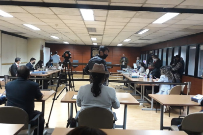 Diligencia. A la sala de audiencias de la Corte acudió una veintena de abogados para defender a Carrión. Entre ellos Rodrigo Collaguazo y Milton Castillo.