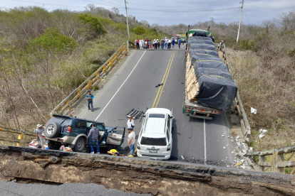 Ha colapsado un puente en el sector Colón-Quimis, en la vía Manta-Jipijapa (Manabí).