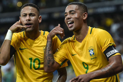 Neymar (i) y Gabriel Jesús comandarán la ofensiva de la selección brasileña.