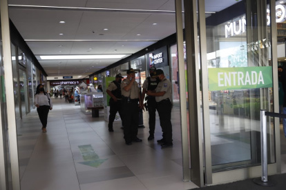 La policía investiga el robo a una persona cuando estaba en la fila de un banco que está en un centro comercial.