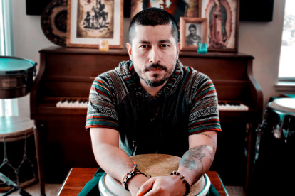 Fotografía cedida este jueves por TurboTax en la que se registró al terapeuta y músico Julián Silva, quien utiliza la música latina para tratar a sus pacientes y es líder además de la orquesta La Excelencia.