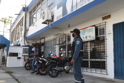 La mayoría de los negocios de la Adace ha contratado guardia de seguridad privado y ha instalado cámaras  de videovigilancia para contrarrestar la ola delictiva.