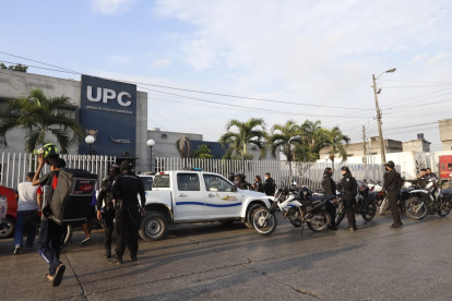 En el sitio y zonas aledañas se encuentran policías para intentar interceptar a los involucrados.