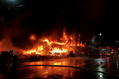 El fuego apareció en horas de la madrugada de ayer y muchas personas estaban descansando.
KAOHSIUNG BUREAU HANDOUT/ EFE