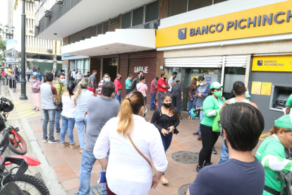 En la ciudad. En todas las entidades bancarias, es común ver a los clientes haciendo filas, que en algunos casos se alargan por más de media hora.