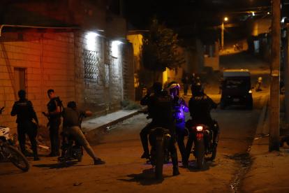 Agentes policiales llegaron al sitio para acordonar la zona y luego hacer una detonación controlada del explosivo.