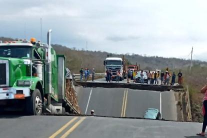 Siniestro. Personal técnico estudia las causas de la caída de la infraestructura.