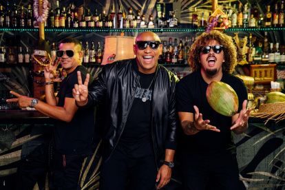 Fotografía cedida por Magnus donde aparecen los integrantes del dúo Gente de Zona, Alexander Delgado (c) y Randy Malcom Martínez (i) mientras posan junto al productor, compositor y artista de música urbana Dominicano, Maffio (d).