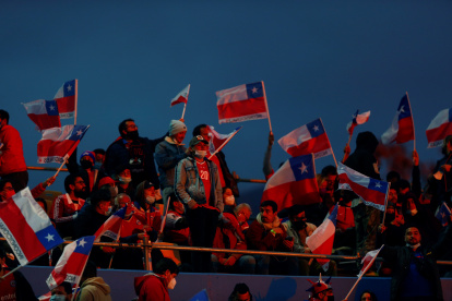Aficionados animan a la selección de Chile, el 14 de octubre de 2021, previo a un partido de las eliminatorias sudamericanas para el Mundial de Catar 2022.