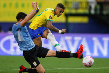 Raphinha (Brasil), marcó un golazo en la goleada contra Uruguay en Manaus.
