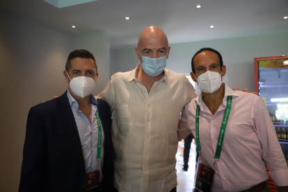 Gianni Infantino (centro) es muy cercano a las tesis sudamericanas. Francisco Egas (derecha) tiene una relación directa.