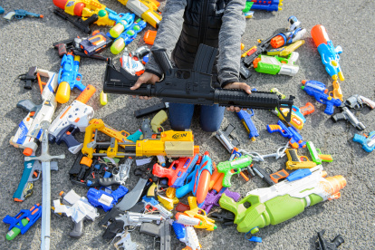 El juego con armas de juguete no resulta en sí mismo peligroso para el desarrollo de los niños.
