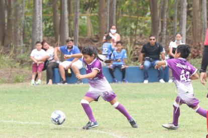 Las niñas y adolescentes que forman parte del torneo muestran fecha a fecha su destreza con el balón.