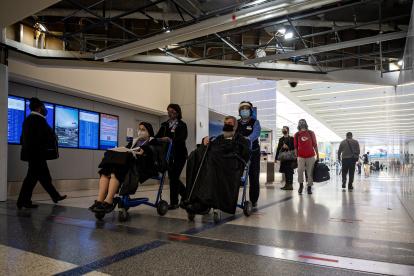 Vista de pasajeros que llegan al Aeropuerto Internacional de Los Ángeles, en una fotografía de archivo. EFE/Etienne Laurent