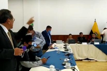 Asamblea. Los asambleístas Luis Almeida y Fernando Villavicencio se gritaron en plena sesión.