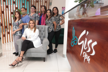 Gisella y sus colaboradoras, todas ellas profesionales en la rama de la belleza.