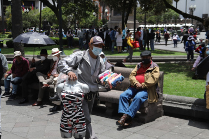 1. Venta. El Centro Histórico es un lugar donde se oferta desde dulces hasta ropa. Tanto los comerciantes como lo compradores abundan.