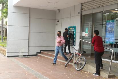 En algunos bancos hubo filas, pero con poquísima gente afuera.