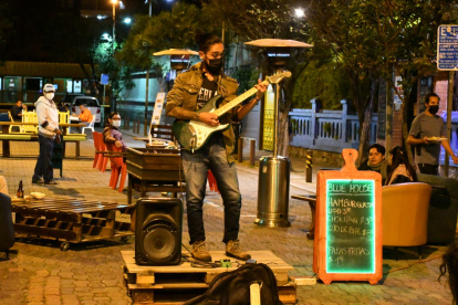 Entretenimiento. Los artistas animarán la noche en el barrio La Mariscal.