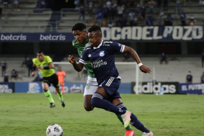 Emelec sufre por ratos antes los contragolpes de Orense.