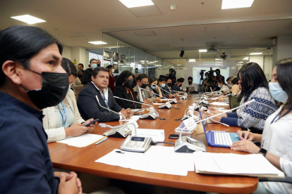Comisión. El asambleísta de Pachakutik José Fernando Cabascango, sentado en primer plano, preside el grupo parlamentario, pero no manda.