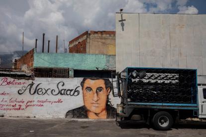 Caracas. Un pequeño camión pasa junto a un grafiti con la imagen del rostro de Alex Saab en Venezuela, en una imagen de archivo.