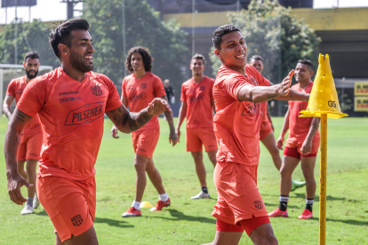 El volante Sergio López (izquierda) y el defensa central Luis Fernando León (derecha) disfrutaron del último entrenamiento previo al viaje a Manta para enfrentar al Delfín por la fecha 10 de la segunda etapa de LigaPro.