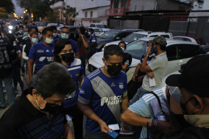 Los hinchas muestran los documentos para ingresar a la cancha.VACUNACION PARA PODER VER EL ARTIDO EMELEC VS ORENSES 15 DE OCTUBRE  DEL 2021 GUAYAQUIL-ECUADOR