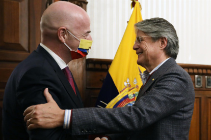 Fotografía cedida por la Secretaría de Comuniciacion de la Presidencia de Ecuador (Secom) del presidente ecuatoriano, Guillermo Lasso (d), reunido con el presidente de la FIFA, Gianni Infantino, el 15 de octubre de 2021 en Quito